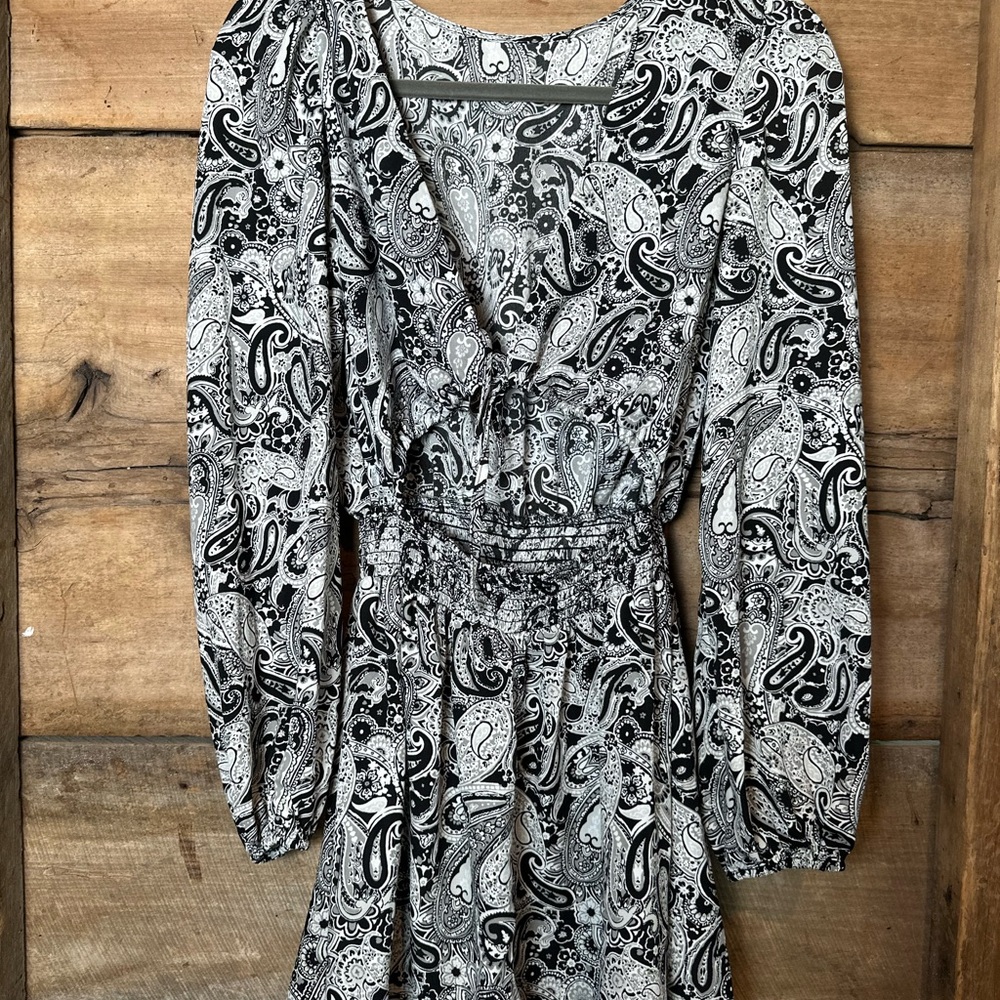 Black and White Long Sleeve V-Neck Sundress